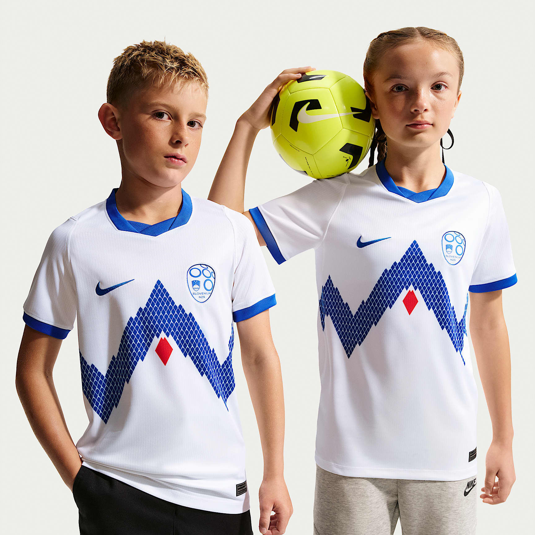 Slovenia 2026 Stadium Home Older Kids' Nike Dri-FIT Football